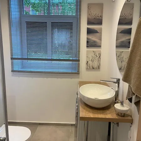 Relax In A Historic Oasis Retreat דירה
