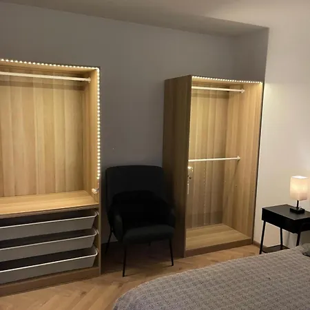 Relax In A Historic Oasis Retreat דירה